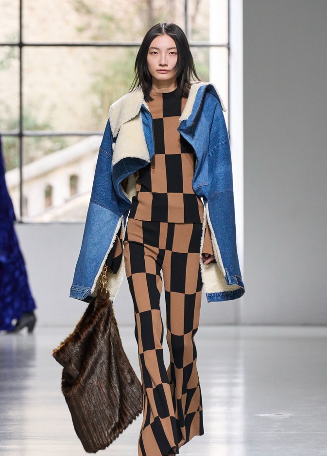 موديلات جاكيتات الدنيم صيحة واكبيها في إطلالات خريف وشتاء 2023