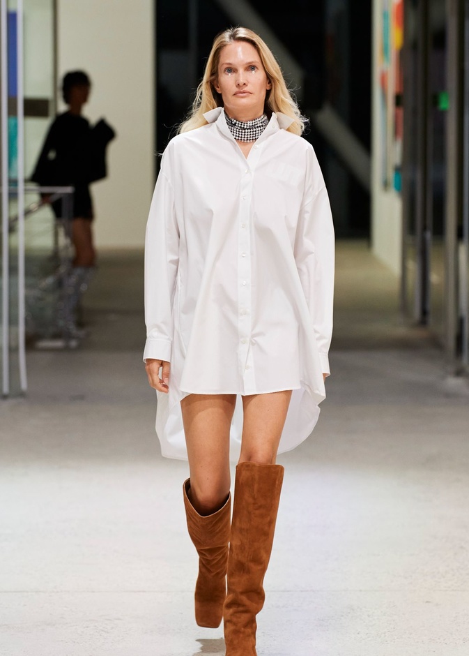 القميص الطويل.. موضة أساسية فى خزانتك بصيف 2023