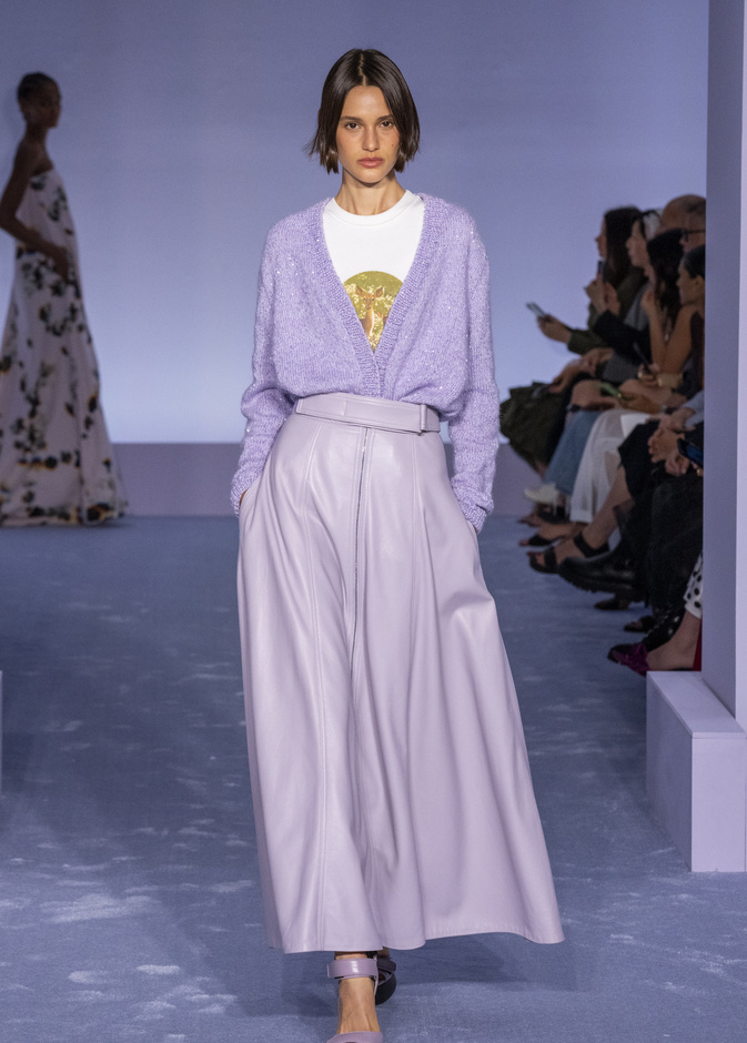 تصاميم كلاسيكية باللون الأرجواني تسيطر على إطلالاتك اليومية