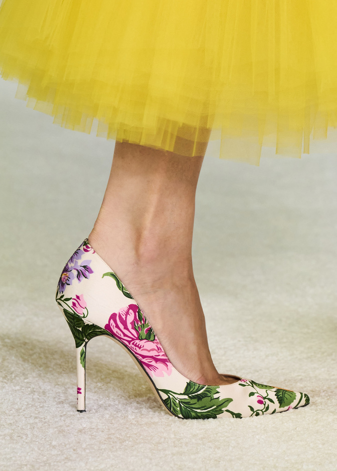 موضة الأحذية المطبعة بالورود للخريف