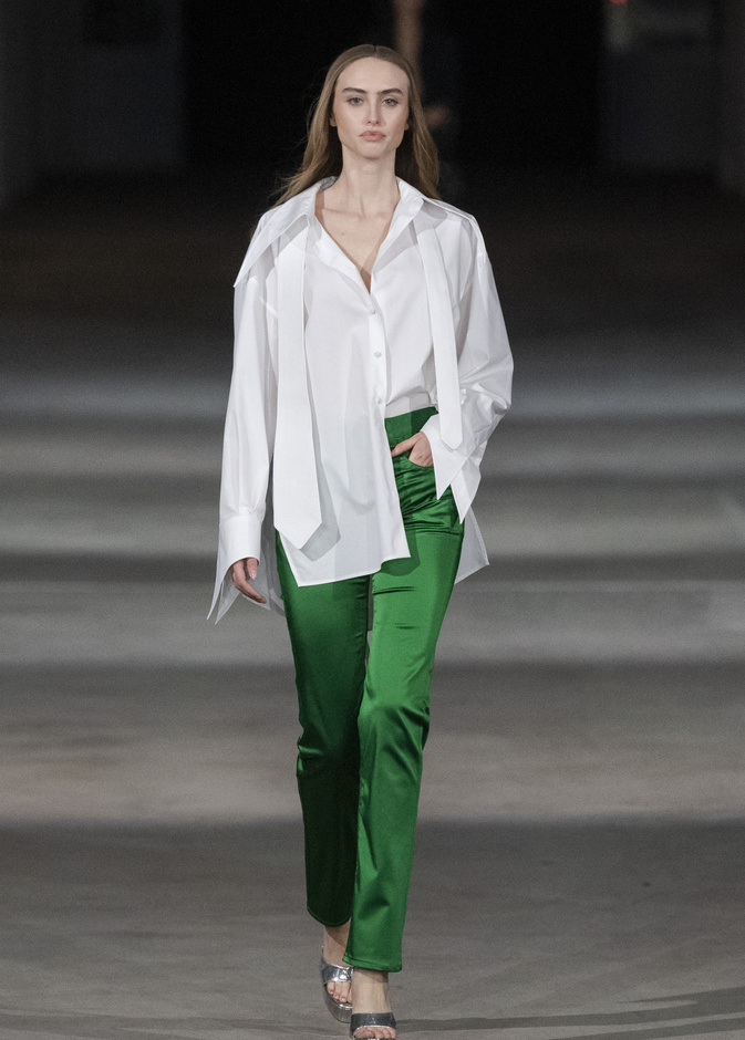 لاطلالات العمل المتجددة أجمل صيحات السراويل الملونة