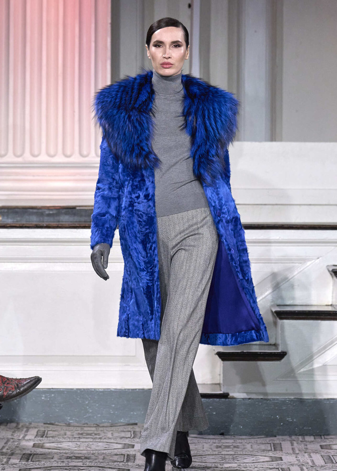 هل تجرئين على اختيار المعاطف الزرقاء في الخريف