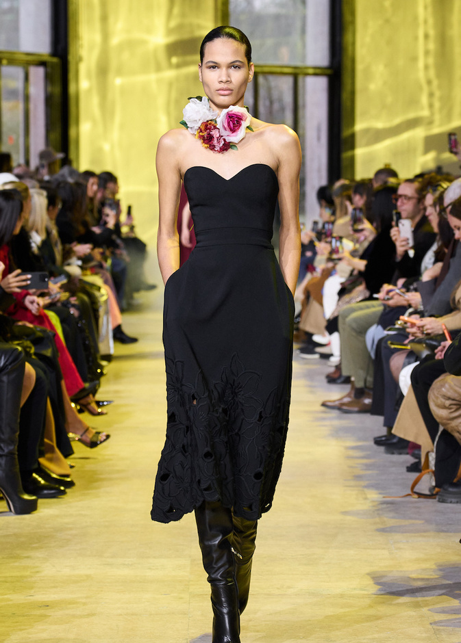 تصوّرات إبداعية مختلفة لرمز الوردة يبتكرها مصممو الأزياء في مجموعات خريف 2023