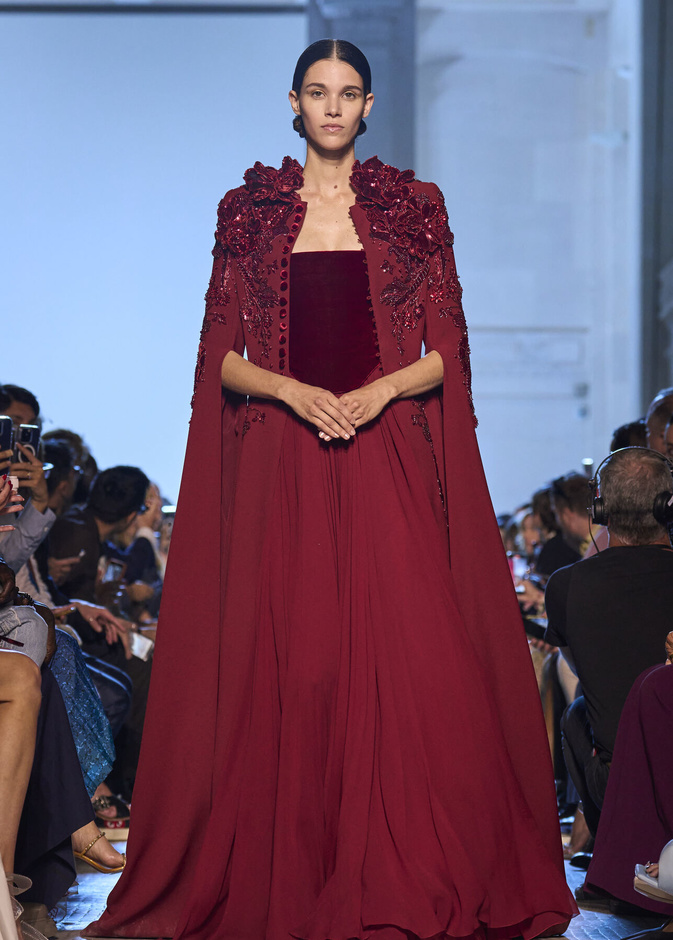 بمناسبة يوم المرأة الإماراتية فساتين طويلة ومحتشمة