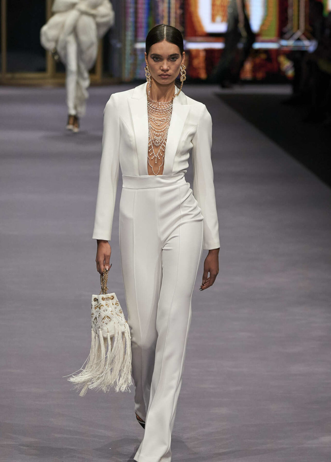 الجمبسوت الأبيض مفهوم جديد للأناقة الكاجوال