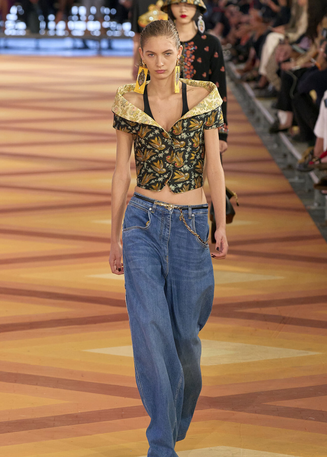 أفضل  توبات عصرية لتنسيقها مع البناطيل الواسعة