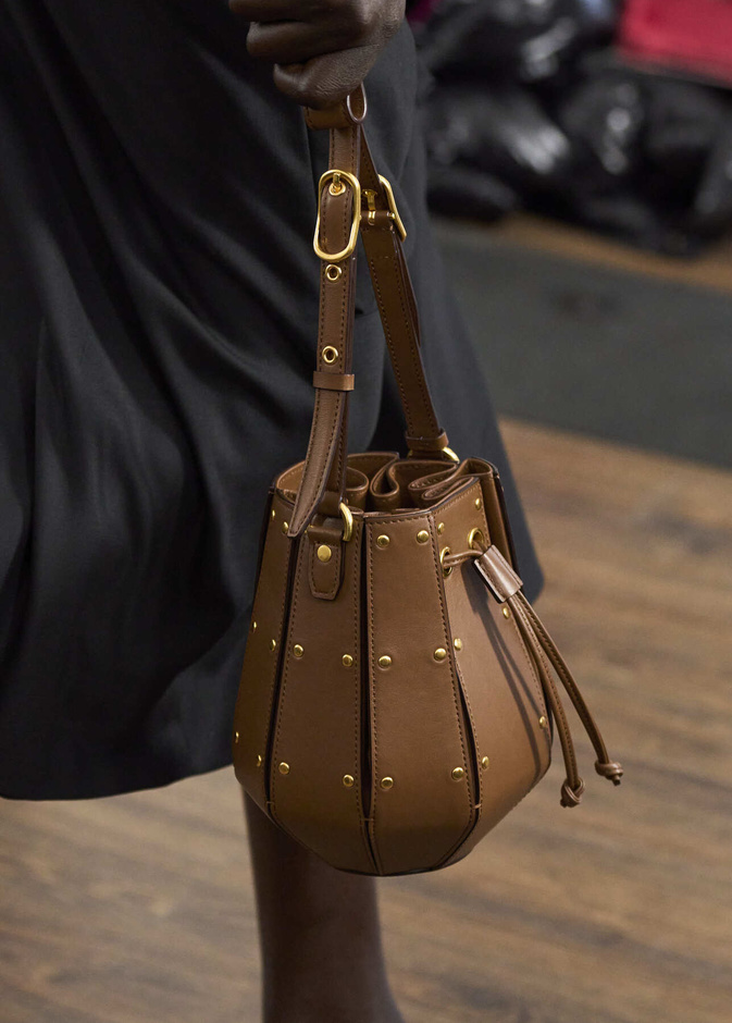 الحقائب البنية المتجددة أكسسوارات أساسية في الخريف.. لا تفوّتي هذه الصيحة