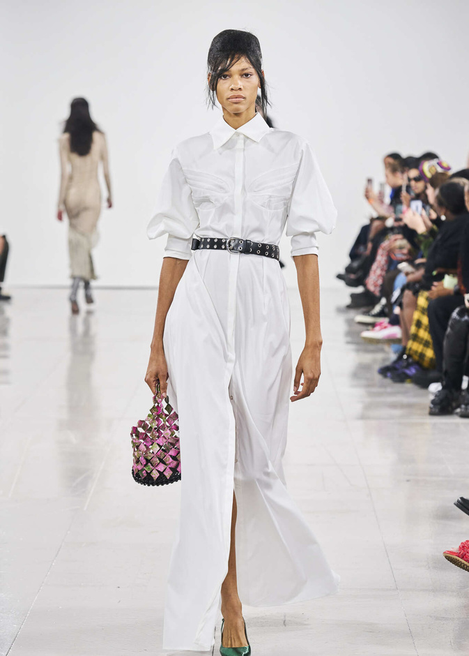 طرق مبتكرة لارتداء موضة القمصان الطويلة لإطلالاتك اليومية