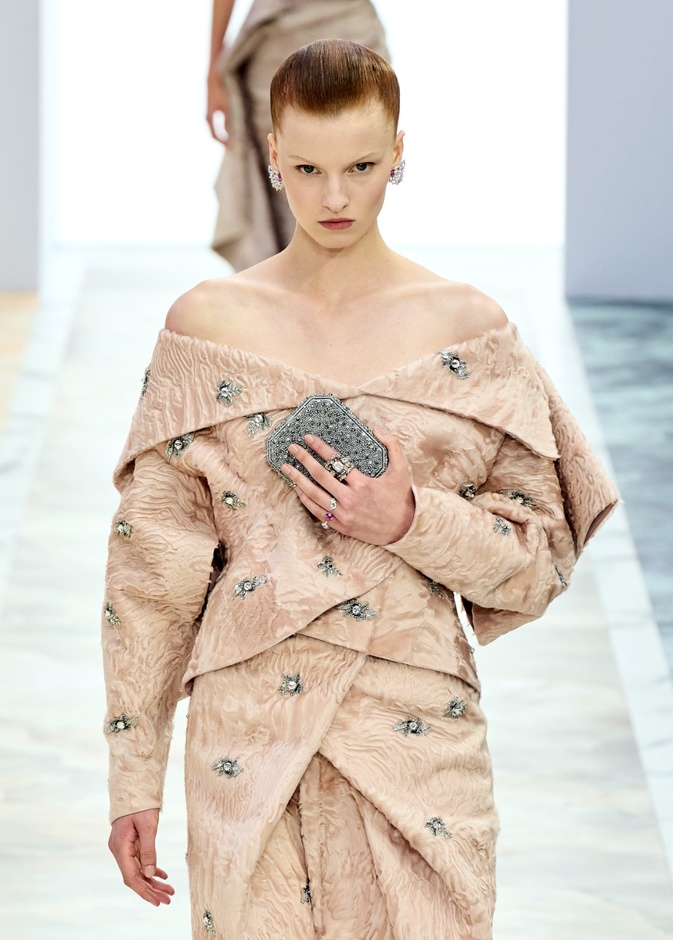 عودة الكلاتش في موسم خريف 2023 وهذا كل ما عليك معرفته عن هذه الحقيبة الأنيقة 