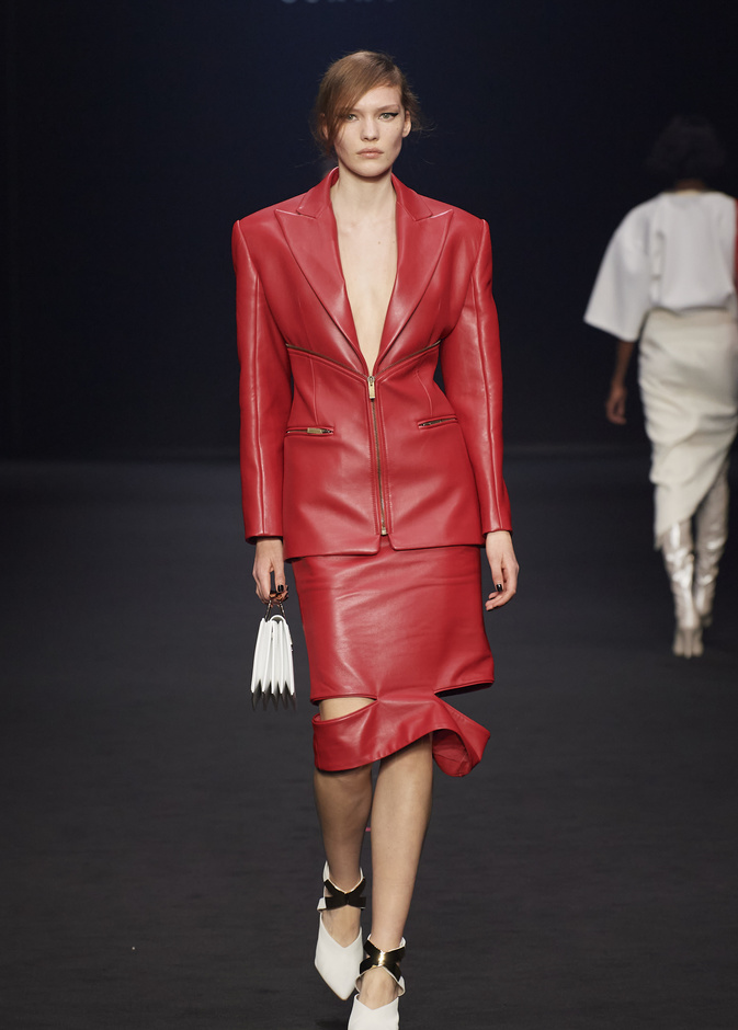 التنورة الحمراء عنوان أناقتك في ساعات العمل