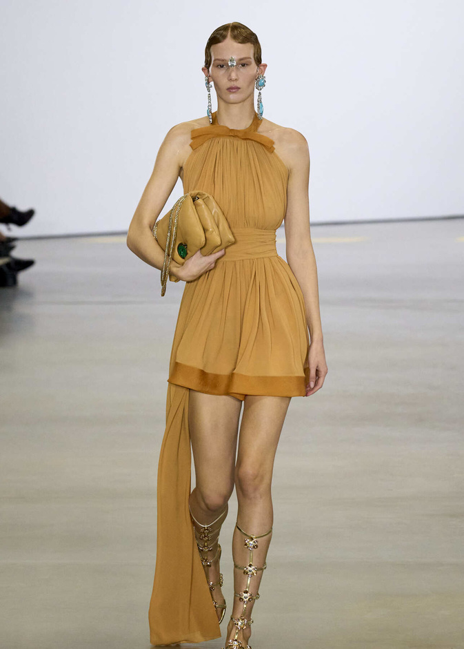 موضة التصاميم العصرية مع الأقمشة الجانبية