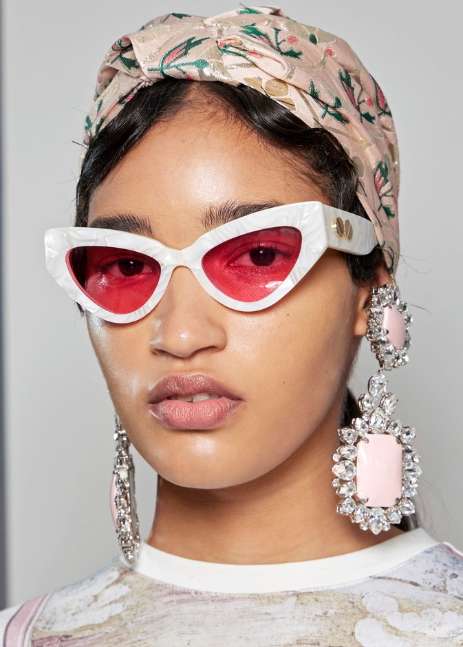 تألقي بنظارة عين القطة صيحة هذا الصيف