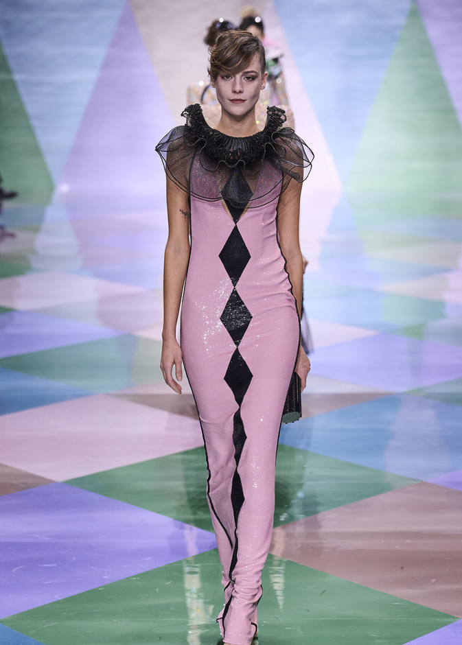 أجمل صيحات الفساتين اللماعة بتدرجات ملفتة