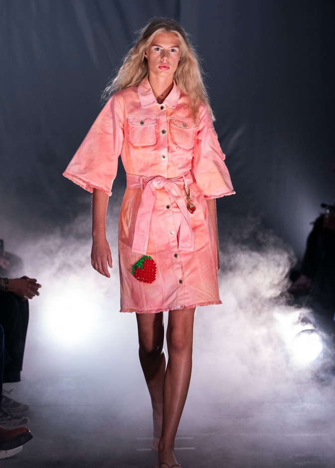  تصاميم فساتين ناعمة وأنثوية وألوان مبهجة هكذا يمكن اختصار أسبوع الموضة في كوبنهاغن، من الألوان القوية والبارزة التي تعطيك إطلالة مميزة وفريدة إلى الفساتين القصيرة الأنثوية كلها تصاميم حضرت بقوة في أسبوع الموضة في كوبنهاغن.