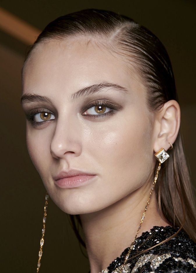 خطوات سهلة لتطبيق رسمات الآيلاينر مع الظلال القوية لسهرات الصيف