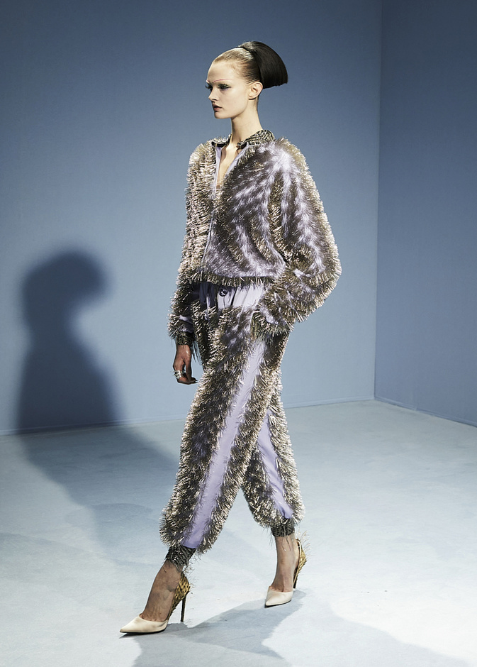 البناطيل المعدنية تعود الى واجهة الموضة الجريئة 