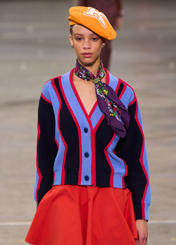 موضة السكارف الملون أساسي لاستكمال أناقتك