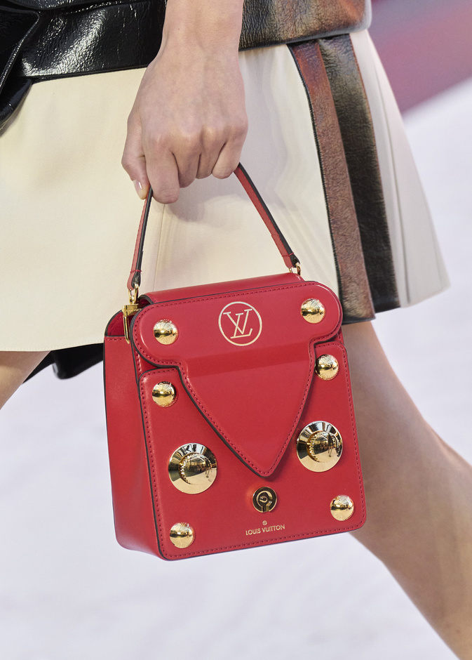 حقائب يد باللون الأحمر لإضفاء الجاذبية على إختياراتك