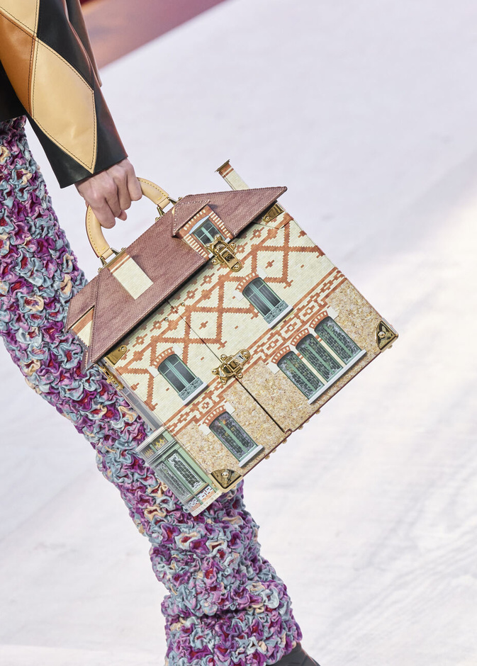 أبرز صيحات الحقائب الهندسية مع الرسمات