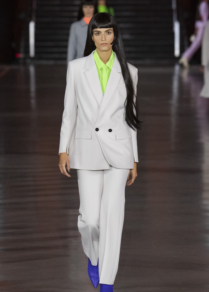 سراويل باللون الأبيض يمكن إختيارها في الخريف