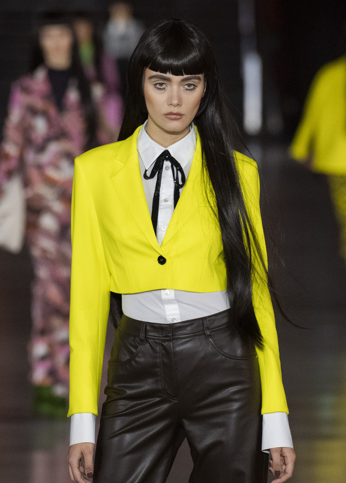 جاكيتات باللون الأصفر من إختيارك بصيحات حيوية