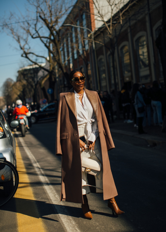 اللون البني