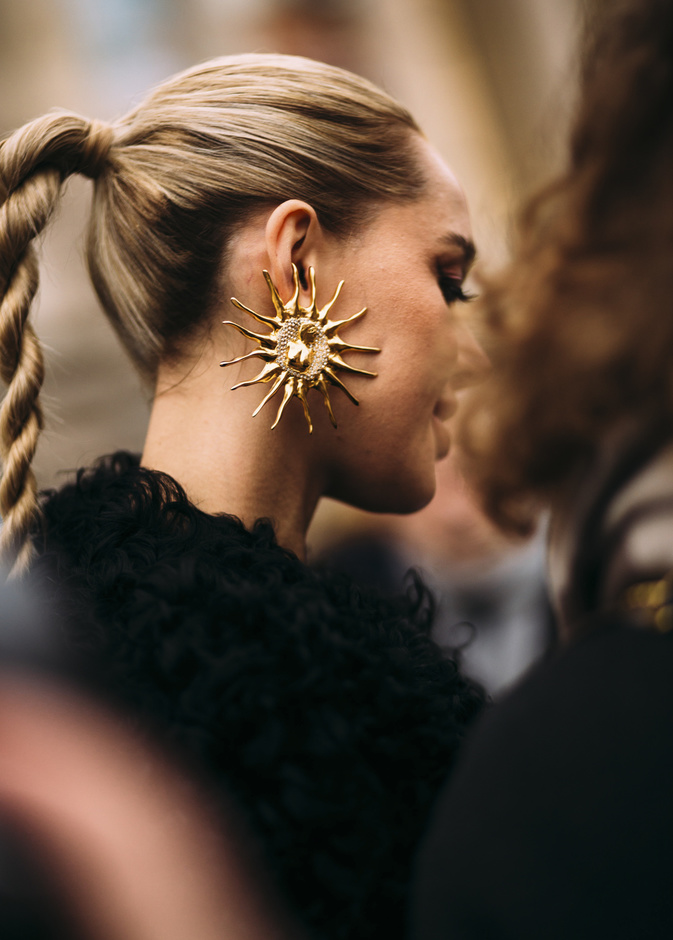 موضة الأقراط الذهبية لمسة من الشياكة مع أجمل الأكسسوارات 