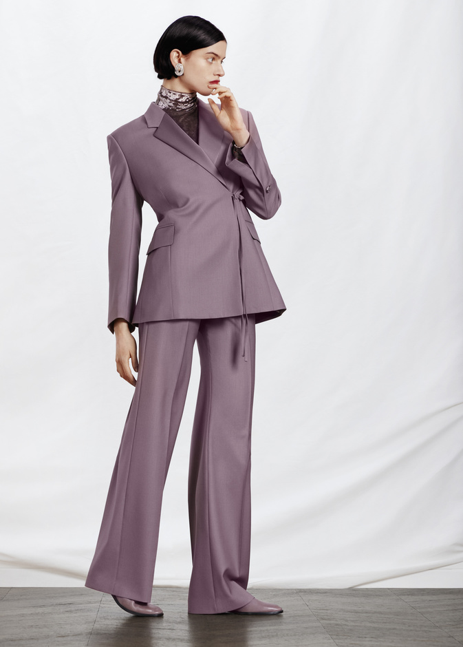 البدلات الرسمية الراقية عنوان أناقتك في يوم المرأة الإماراتية