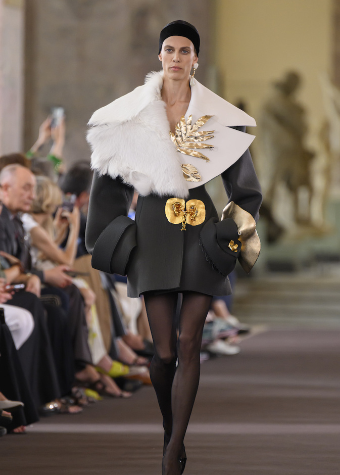 إكسسوارات الأزياء الراقية تعبير فني يتجاوز حدود الواقع ويدخل عالم الخيال