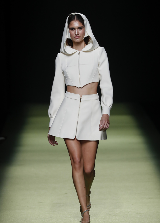 أجمل الطرق لتنسيق موضة التنانير المستقيمة مع السحاب