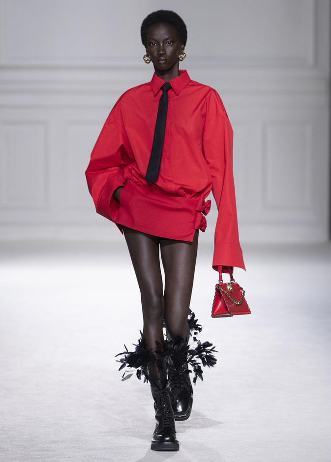 إطلالة لافتة من Valentino