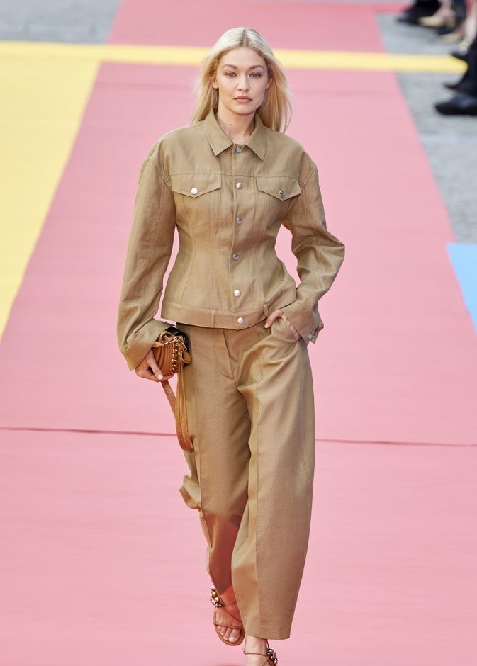 الأزياء المستدامة والتغير المناخي.. ما هو دورك عند شراء ملابسك في الحفاظ على البيئة؟