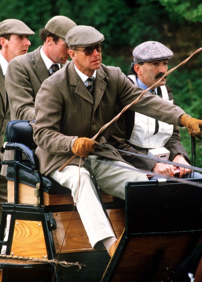 إصابة الأمير فيليب Prince Philip في الظهر
