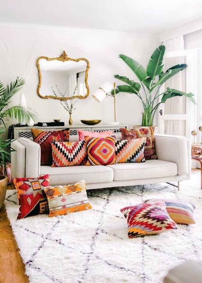 اختاري مجموعة من وسائد الرمي throw pillows ووزعيها في أركان غرفة المعيشة