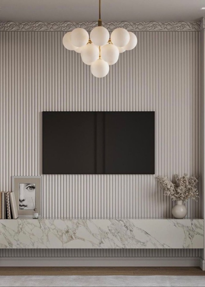 اكسسوارات بسيطة أمام جدار التلفاز لا تعيق الرؤية