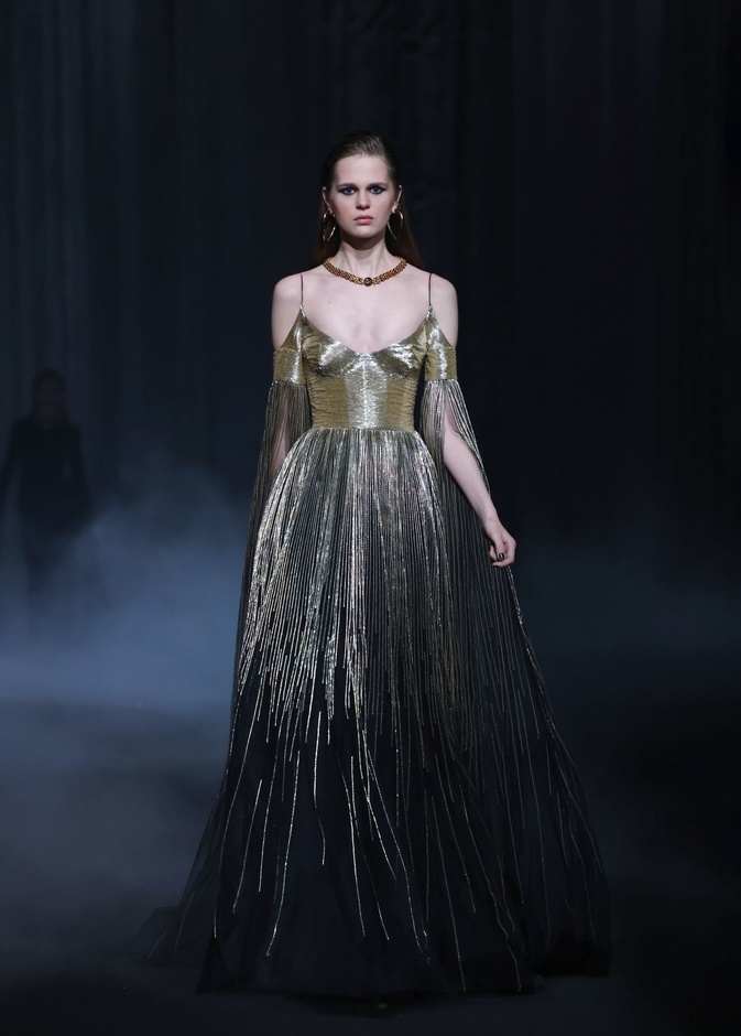 فساتين خريف 2023 .. الميتالك والطبعات الهادئة أبرزها مع رقة السواريه