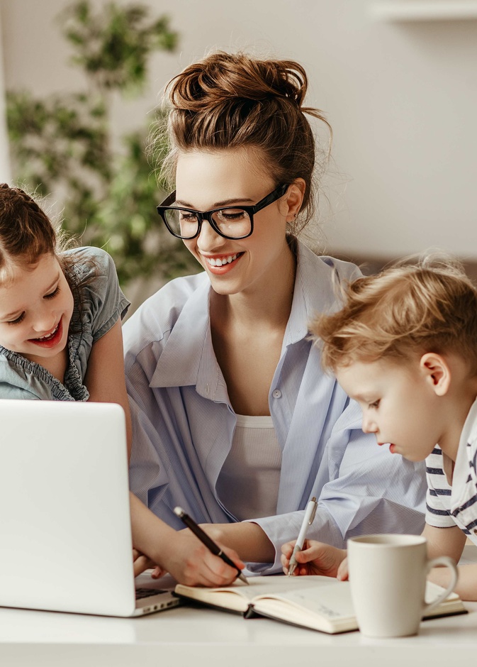 بالثقة بالنفس ويالقدرات والمهارات التي تملكها تستطيع الأم العصرية الموازنة بين التفاني في العمل ومتطلبات الأمومة