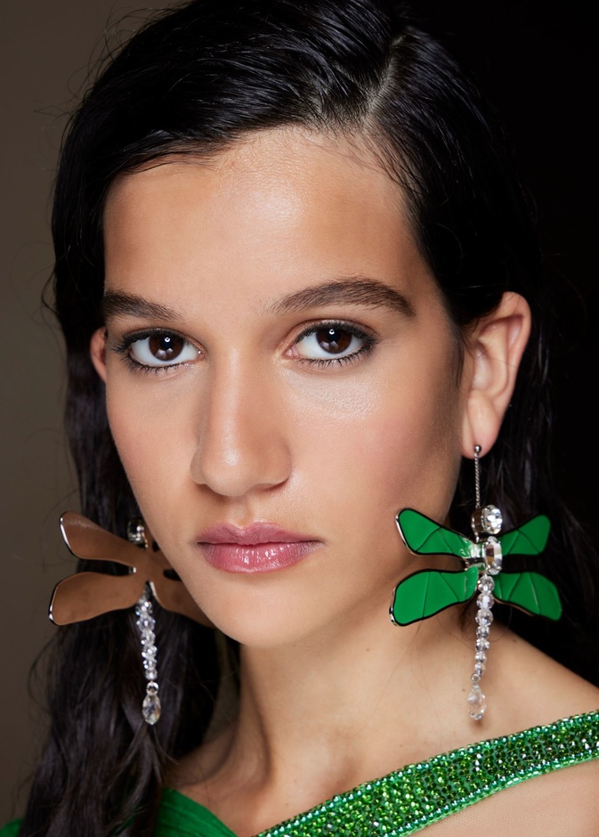 إطلالات مكياج عصرية مناسبة ليوم الوطني السعودي مستوحاة من عروض أزياء خريف 2023