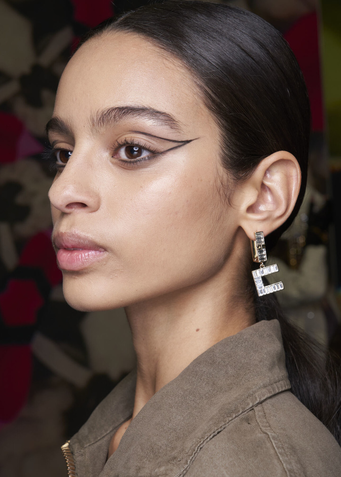 صيحة الآيلاينر الرفيع تسيطر على أحدث إطلالاتك الخريفية