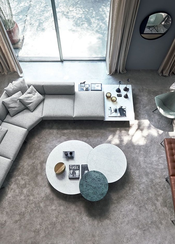 ستائر منسدلو بلون حيادي تليق بالواجهات الكبيرة للمنازل