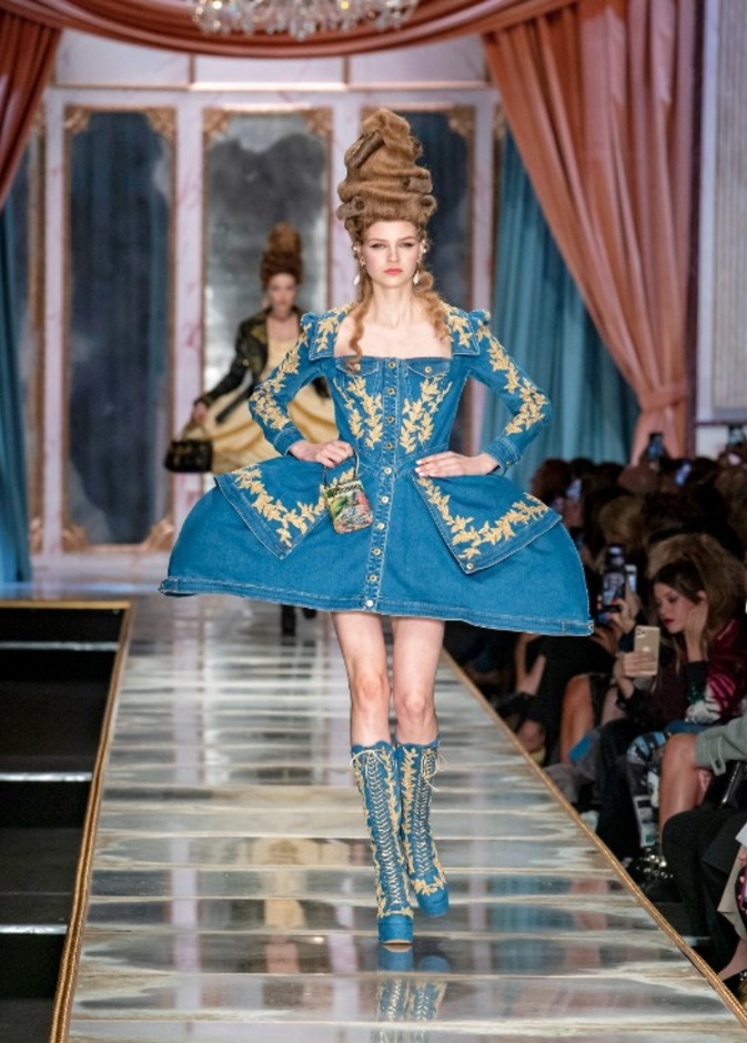 Moschino تقترب من تعيين مدير إبداعي جديد... هذا ما كشف الرئيس التنفيذي للعلامة