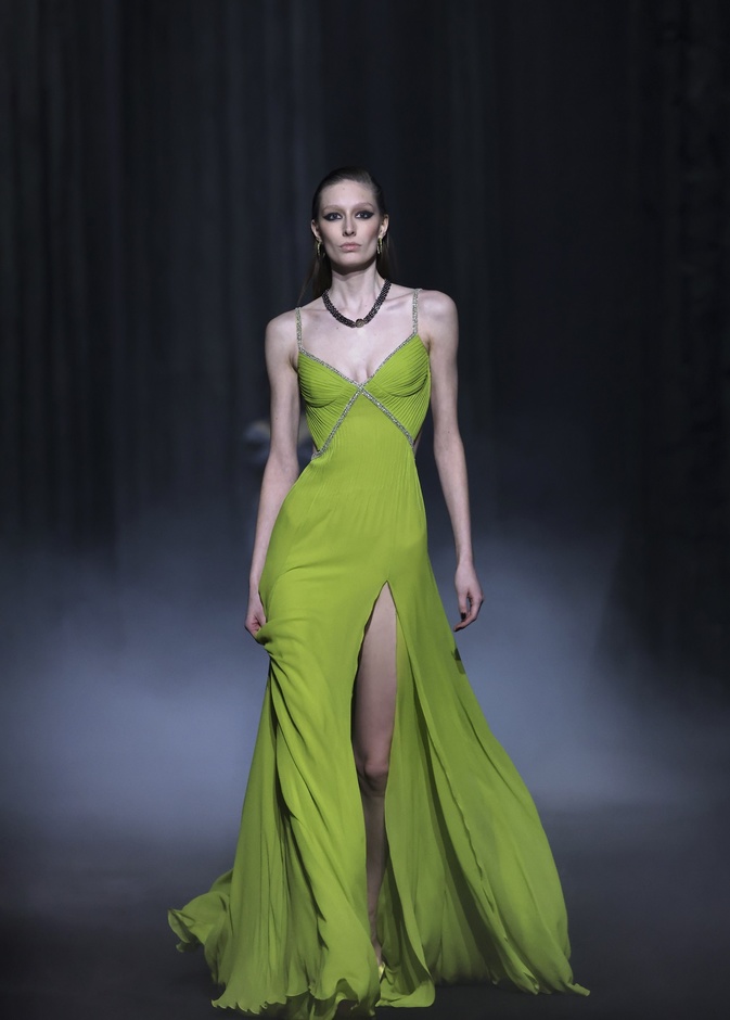 فستان باللون الأخضر من جورج حبيقة