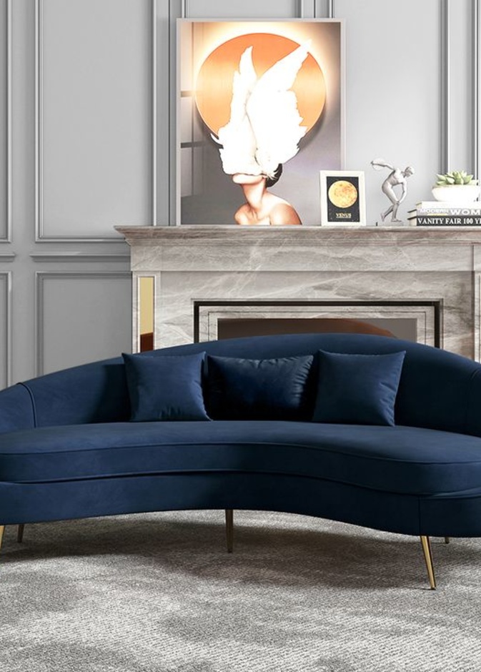 كنب منحني بلون كحلي وقماش مخملي ناعم ودافئ