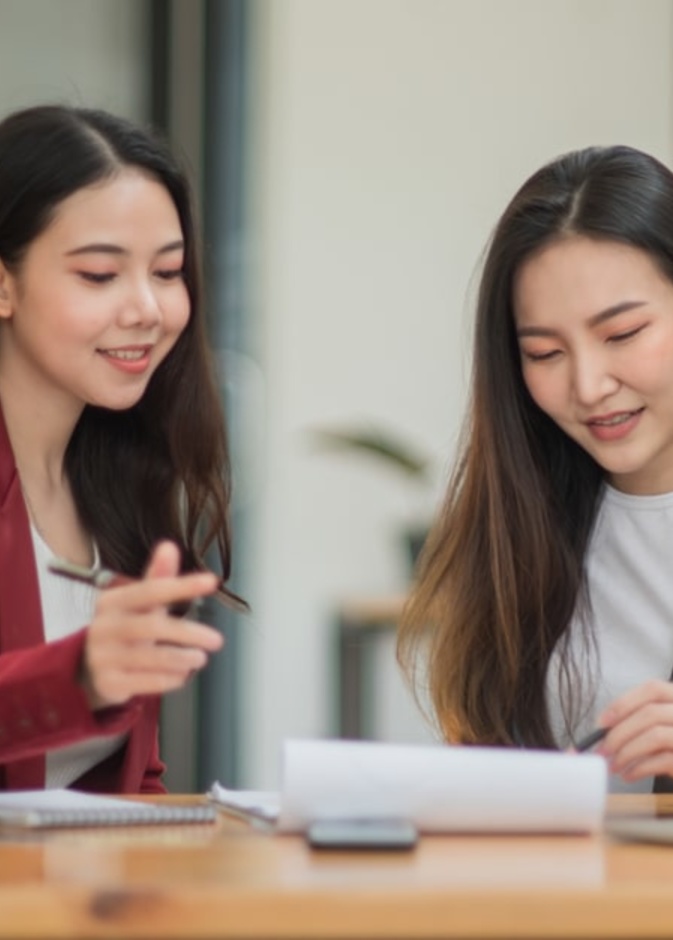 كيف تنتقلين من الانطوائية إلى المشاركة بفاعلية واستراتيجيات التعامل مع الآخرين