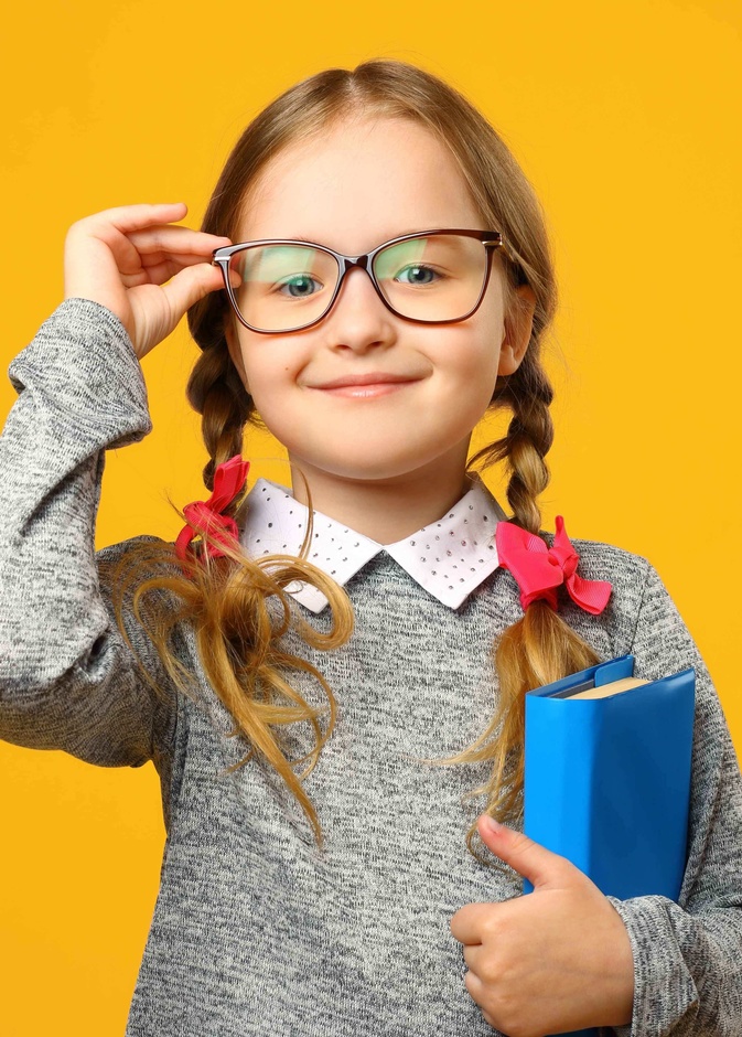 يجب زيارة المدرسة قبل بدء الدراسة وتعريف الطفل بكل ركن فيها بما في ذلك غرف التدريس والمسرح أماكن اللعب