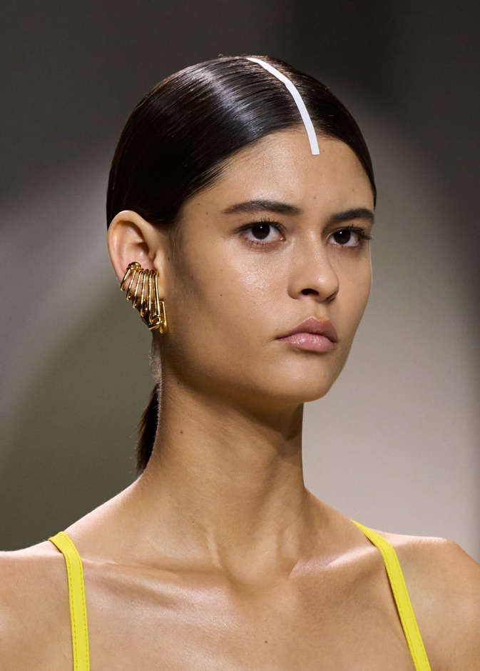 إطلالات جمالية استثنائية تغني اليوم الأول من عروض الموضة في ميلانو.. إليك التفاصيل