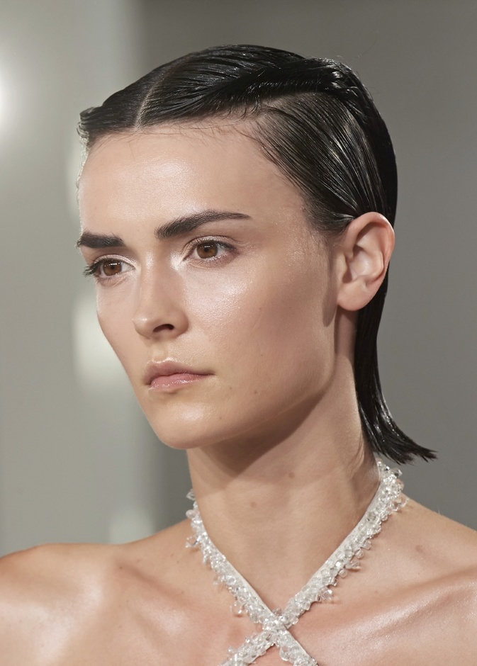 استكشاف فوائد زيت طبيعي في العناية بالبشرة..هل يستحق التجربة؟