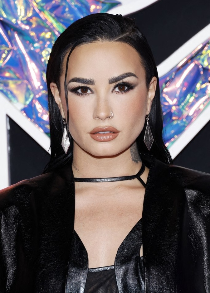 اطلالة Demi Lovato بمكياج أسود ومات
