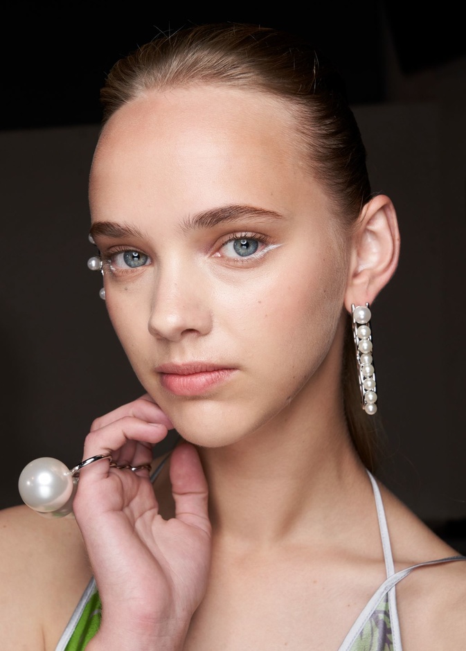 رسمات الآيلاينر البيضاء على الجفون السفلى من دار Sarawong