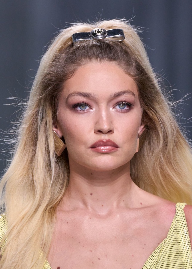 صيحات جمالية مشرقة تجعل مكياجك أكثر جاذبية.. إليك طرق تطبيقها من عروض ميلانو